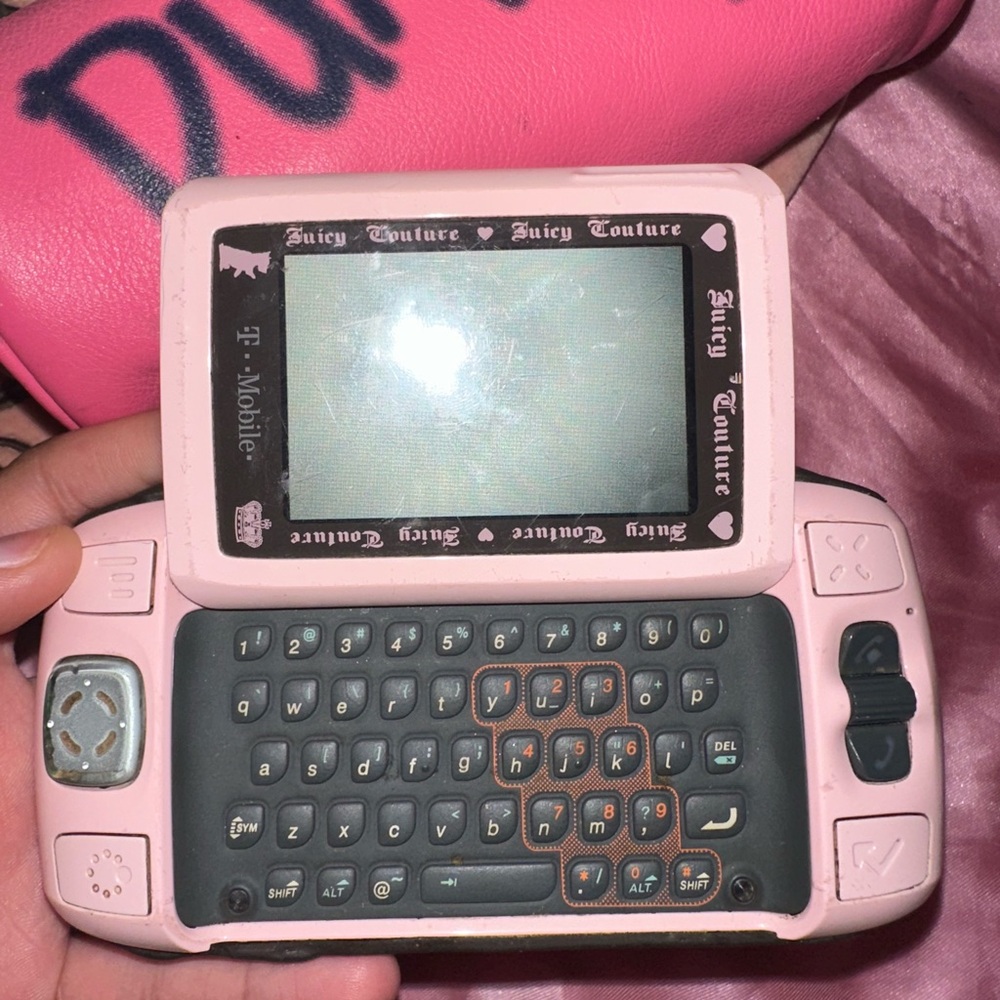 ON HOLD! Selling a Rare Pink Juicy Couture Sidekick Phone!!💗💖🩷
